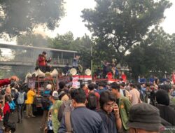 Massa Aksi Padati Kawasan Patung Kuda, Mahasiswa Serukan Lima Tuntutan