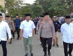 Irjen Iqbal dan Ketua PWI Riau Raja Isyam Bagikan Takjil Sekaligus Buka Bersama Insan Pers
