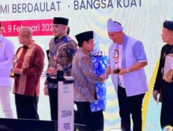 Walikota Pekanbaru Terima Siwo PWI Award