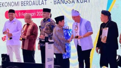Walikota Pekanbaru Terima Siwo PWI Award