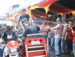 Festival Perang Air Cara Unik Masyarakat Tionghoa Selatpanjang Rayakan Imlek